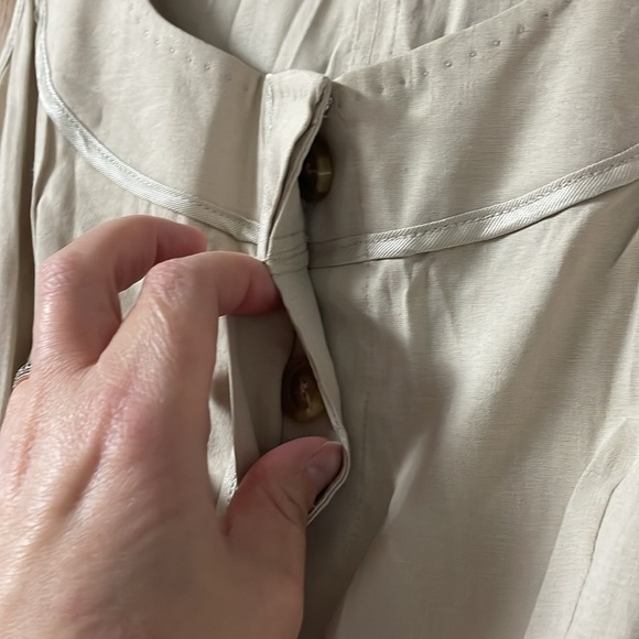 Elie Tahari size 6 tan sleeveless belted button down dress with pork chop pocket - Picture 4 of 10